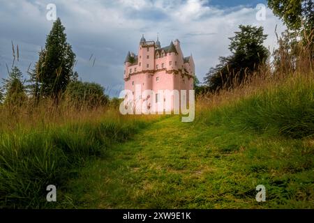 Craigievar Castle est un château écossais emblématique en rose, situé dans l'Aberdeenshire, en Écosse. Banque D'Images