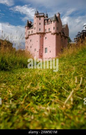 Craigievar Castle est un château écossais emblématique en rose, situé dans l'Aberdeenshire, en Écosse. Banque D'Images