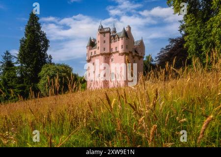 Craigievar Castle est un château écossais emblématique en rose, situé dans l'Aberdeenshire, en Écosse. Banque D'Images