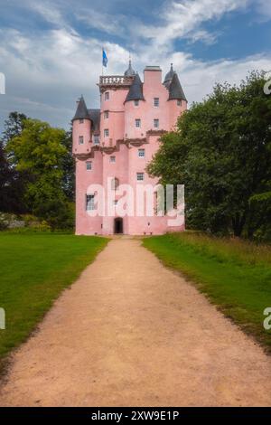 Craigievar Castle est un château écossais emblématique en rose, situé dans l'Aberdeenshire, en Écosse. Banque D'Images