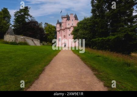 Craigievar Castle est un château écossais emblématique en rose, situé dans l'Aberdeenshire, en Écosse. Banque D'Images