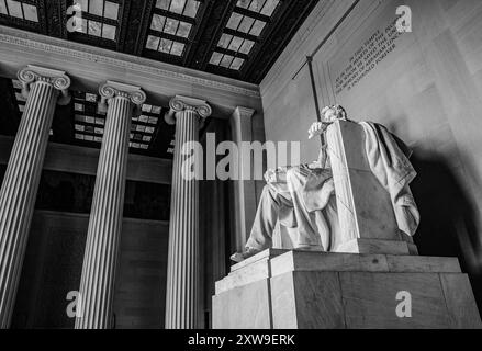 Washington DC – États-Unis – 22 mars 2024 Noir et blanc d'Abraham Lincoln dans le mémorial néoclassique Lincoln, un temple à colonnes de style dorique, avec un lieu Banque D'Images