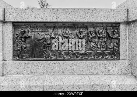 Washington DC – États-Unis – 22 mars 2024 gros plan noir et blanc d'une des scènes de bas relief de la guerre, un élément du mémorial de la seconde Guerre mondiale, un nat Banque D'Images