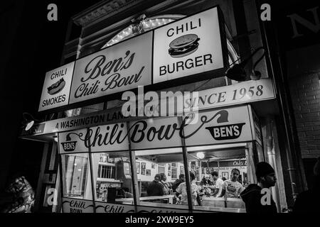 Washington DC - États-Unis - 22 mars 2024 Noir et blanc de l'emblématique Ben's Chili Bowl, un restaurant emblématique sur U Street à Washington, D.. C connu localement f Banque D'Images