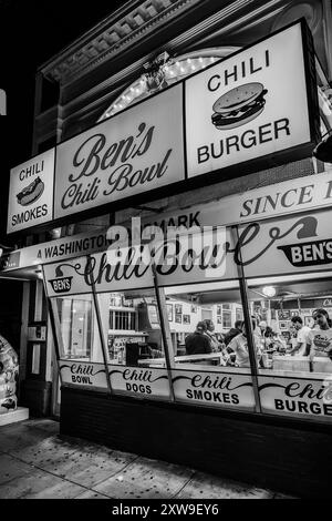 Washington DC - États-Unis - 22 mars 2024 Noir et blanc de l'emblématique Ben's Chili Bowl, un restaurant emblématique sur U Street à Washington, D.. C connu localement f Banque D'Images