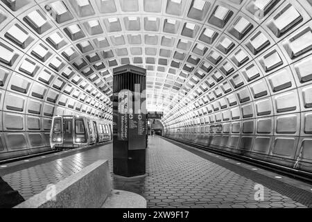 Washington DC - US - 23 mars 2024 vue intérieure en noir et blanc d'un métro entrant dans la station U Street. Une station de transport rapide sur la ligne verte de Banque D'Images