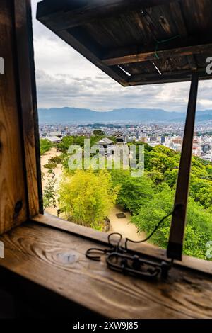 Vue panoramique de la ville de Matsuyama depuis la plus haute tour du château de Matsuyama, construite en 1603, à Matsuyama, région de Shikoku, Japon Banque D'Images