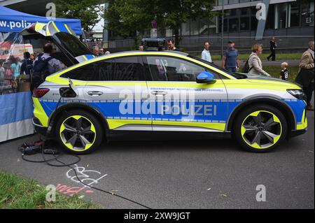 Der neue Polizeiwagen der Zukunft, Einsatzfahrzeug, Streifenwagen. ein vollelektrisch angetriebener Audi Q4 e-tron *** la nouvelle voiture de police du futur, véhicule d'urgence, voiture de patrouille une Audi Q4 e tron entièrement électrique Banque D'Images