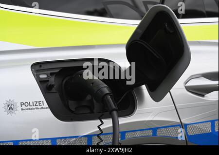 Der neue Polizeiwagen der Zukunft, Einsatzfahrzeug, Streifenwagen. ein vollelektrisch angetriebener Audi Q4 e-tron *** la nouvelle voiture de police du futur, véhicule d'urgence, voiture de patrouille une Audi Q4 e tron entièrement électrique Banque D'Images