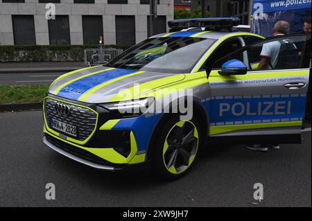 Der neue Polizeiwagen der Zukunft, Einsatzfahrzeug, Streifenwagen. ein vollelektrisch angetriebener Audi Q4 e-tron *** la nouvelle voiture de police du futur, véhicule d'urgence, voiture de patrouille une Audi Q4 e tron entièrement électrique Banque D'Images