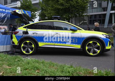 Der neue Polizeiwagen der Zukunft, Einsatzfahrzeug, Streifenwagen. ein vollelektrisch angetriebener Audi Q4 e-tron *** la nouvelle voiture de police du futur, véhicule d'urgence, voiture de patrouille une Audi Q4 e tron entièrement électrique Banque D'Images