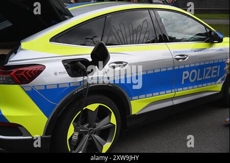 Der neue Polizeiwagen der Zukunft, Einsatzfahrzeug, Streifenwagen. ein vollelektrisch angetriebener Audi Q4 e-tron *** la nouvelle voiture de police du futur, véhicule d'urgence, voiture de patrouille une Audi Q4 e tron entièrement électrique Banque D'Images