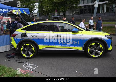 Der neue Polizeiwagen der Zukunft, Einsatzfahrzeug, Streifenwagen. ein vollelektrisch angetriebener Audi Q4 e-tron *** la nouvelle voiture de police du futur, véhicule d'urgence, voiture de patrouille une Audi Q4 e tron entièrement électrique Banque D'Images