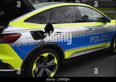 Der neue Polizeiwagen der Zukunft, Einsatzfahrzeug, Streifenwagen. ein vollelektrisch angetriebener Audi Q4 e-tron *** la nouvelle voiture de police du futur, véhicule d'urgence, voiture de patrouille une Audi Q4 e tron entièrement électrique Banque D'Images