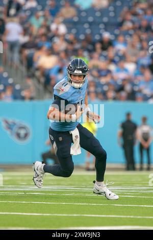 Nashville, États-Unis. 17 août 2024. Le quarterback des Titans du Tennessee Mason Rudolph (11 ans) porte le ballon. Les Seahawks de Seattle affrontent les Titans du Tennessee lors d'un match de pré-saison au Nissan Stadium de Nashville, Tennessee, le 17 août 2024. (Photo de Kindell Buchanan/Sipa USA) crédit : Sipa USA/Alamy Live News Banque D'Images