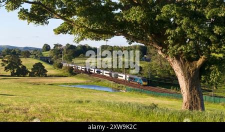 Premier train Trenitalia avant West Coast Alstom Pendolino 390156 sur la ligne principale de la côte ouest dans le Lancashire Banque D'Images