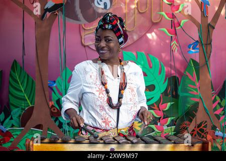 Cali, Colombie. 16 août 2024. Danseurs et musiciens participent au festival Petronio Alvarez à Cali, Colombie, le 16 août 2024. Photo par : Sebastian Marmolejo/long Visual Press crédit : long Visual Press/Alamy Live News Banque D'Images