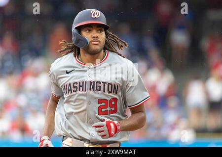 Philadelphie, États-Unis. 18 août 2024. James Wood, les Nationals de Washington, dirige les bases après avoir frappé un circuit à domicile lors de la neuvième manche d'un match de baseball contre les Phillies de Philadelphie, dimanche 18 août 2024, à Philadelphie. Photo de Laurence Kesterson/UPI crédit : UPI/Alamy Live News Banque D'Images