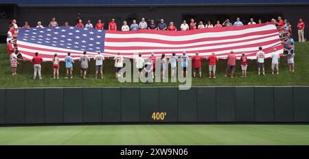 Louis, États-Unis. 18 août 2024. Les fans de Louis Cardinals tiennent un drapeau surdimensionné dans l'œil des batteurs lors de l'hymne national avant le match de baseball des Los Angeles Dodgers - dispositifs Louis Cardinals au Busch Stadium à offert Louis le dimanche 18 août 2024. Photo de Bill Greenblatt/UPI crédit : UPI/Alamy Live News Banque D'Images