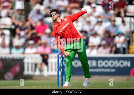 Taunton, Royaume-Uni. 18 août 2024. Liam Trevaskis du Leicestershire bowling lors de la demi-finale de la Metro Bank One Day Cup entre Somerset et Leicestershire au Cooper Associates County Ground. Crédit : Dave Vokes/Alamy Live News Banque D'Images