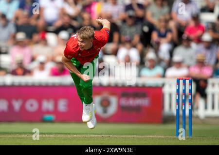 Taunton, Royaume-Uni. 18 août 2024. Tom Scriven du Leicestershire bowling lors de la demi-finale de la Metro Bank One Day Cup entre Somerset et Leicestershire au Cooper Associates County Ground. Crédit : Dave Vokes/Alamy Live News Banque D'Images