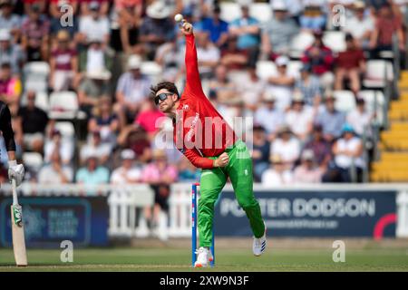 Taunton, Royaume-Uni. 18 août 2024. Liam Trevaskis du Leicestershire bowling lors de la demi-finale de la Metro Bank One Day Cup entre Somerset et Leicestershire au Cooper Associates County Ground. Crédit : Dave Vokes/Alamy Live News Banque D'Images