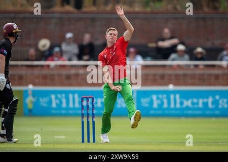 Taunton, Royaume-Uni. 18 août 2024. Tom Scriven du Leicestershire bowling lors de la demi-finale de la Metro Bank One Day Cup entre Somerset et Leicestershire au Cooper Associates County Ground. Crédit : Dave Vokes/Alamy Live News Banque D'Images