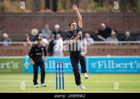 Taunton, Royaume-Uni. 18 août 2024. Ben Green du Somerset bowling lors de la demi-finale de la Metro Bank One Day Cup entre Somerset et Leicestershire au Cooper Associates County Ground. Crédit : Dave Vokes/Alamy Live News Banque D'Images