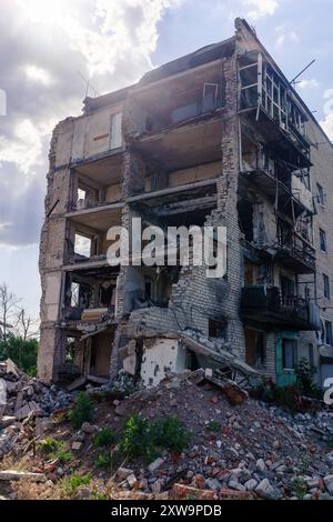 Ruines d'un immeuble d'appartements à Izium, dans l'immeuble bombardé par les Russes, plusieurs dizaines de familles sont mortes. Immeuble divisé en deux par des missiles russes. Izium Ukraine Copyright : xMikolajxJaneczekx Banque D'Images