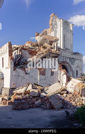 Le monastère en ruines de Georges Skete de Svyatogorsk Sainte Dormition Lavra. Le monastère à la périphérie de la ville de Dolina a été défendu par les troupes ukrainiennes, les bâtiments sont situés sur la route E40. Dolina Ukraine Copyright : xMikolajxJaneczekx Banque D'Images