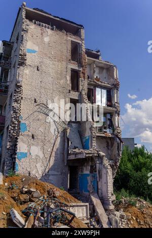 Ruines d'un immeuble d'appartements à Izium, dans l'immeuble bombardé par les Russes, plusieurs dizaines de familles sont mortes. Immeuble divisé en deux par des missiles russes. Izium Ukraine Copyright : xMikolajxJaneczekx Banque D'Images