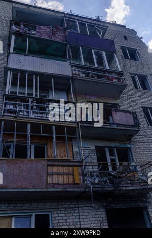 Ruines d'un immeuble d'appartements à Izium, dans l'immeuble bombardé par les Russes, plusieurs dizaines de familles sont mortes. Immeuble divisé en deux par des missiles russes. Izium Ukraine Copyright : xMikolajxJaneczekx Banque D'Images