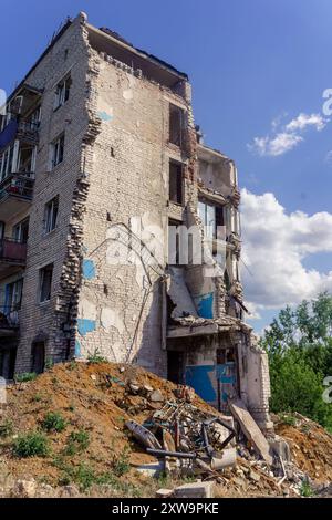 Ruines d'un immeuble d'appartements à Izium, dans l'immeuble bombardé par les Russes, plusieurs dizaines de familles sont mortes. Immeuble divisé en deux par des missiles russes. Izium Ukraine Copyright : xMikolajxJaneczekx Banque D'Images