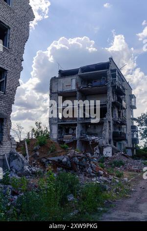 Ruines d'un immeuble d'appartements à Izium, dans l'immeuble bombardé par les Russes, plusieurs dizaines de familles sont mortes. Immeuble divisé en deux par des missiles russes. Izium Ukraine Copyright : xMikolajxJaneczekx Banque D'Images