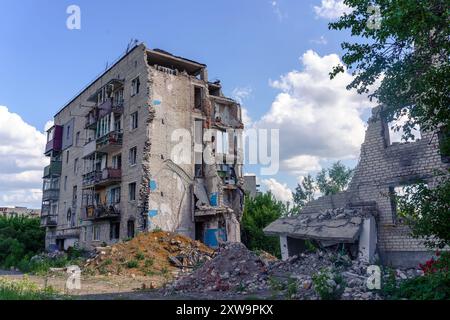 Ruines d'un immeuble d'appartements à Izium, dans l'immeuble bombardé par les Russes, plusieurs dizaines de familles sont mortes. Immeuble divisé en deux par des missiles russes. Izium Ukraine Copyright : xMikolajxJaneczekx Banque D'Images