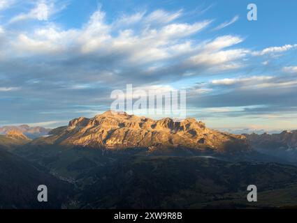 Matin vue panoramique sur le mont Sella, Tyrol du Sud, Alpes Dolomites montagnes, Italie Banque D'Images