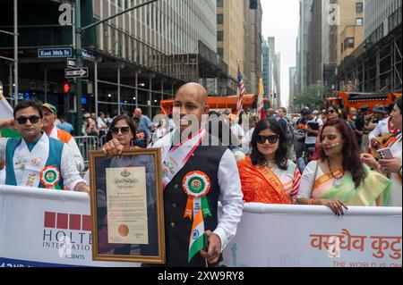 New York, États-Unis. 18 août 2024. NEW YORK, NEW YORK - 18 AOÛT : un participant tient une proclamation de l'État de New York pour la Journée de l'indépendance de l'Inde lors de la 42e parade de la Journée de l'Inde sur Madison Avenue le 18 août 2024 à New York. Le défilé célèbre la culture, le folklore et les traditions de l'Inde. Crédit : Ron Adar/Alamy Live News Banque D'Images