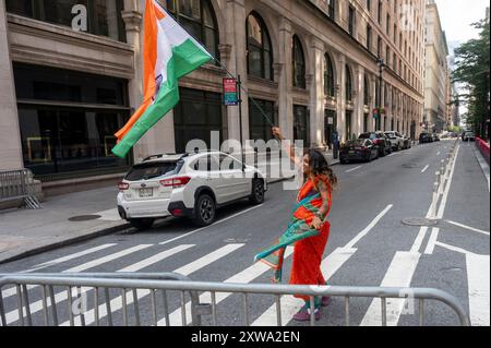 New York, New York, États-Unis. 18 août 2024. (NOUVEAU) 42e défilé annuel de la fête de l'Inde 2024. 18 août 2024, New York, New York, États-Unis : un spectateur danse avec un drapeau indien lors de la 42e parade de la fête de l'Inde sur Madison Avenue le 18 août 2024 à New York. Le défilé célèbre la culture, le folklore et les traditions de l'Inde. (Crédit : M10s/TheNews2) (Foto : M10s/Thenews2/Zumapress) (crédit image : © Ron Adar/TheNEWS2 via ZUMA Press Wire) USAGE ÉDITORIAL SEULEMENT! Non destiné à UN USAGE commercial ! Banque D'Images