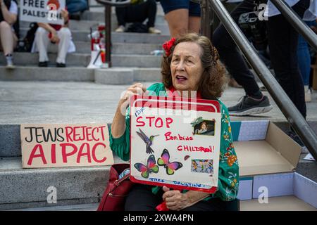 Los Angeles, États-Unis. 18 août 2024. Les manifestants se rassemblent devant l'hôtel de ville de Los Angeles, en Californie, pour la manifestation "pas une autre bombe" appelant à un embargo sur les armes contre Israël le 18 août 2024. (Photo de Lily Ride/Sipa USA) crédit : Sipa USA/Alamy Live News Banque D'Images