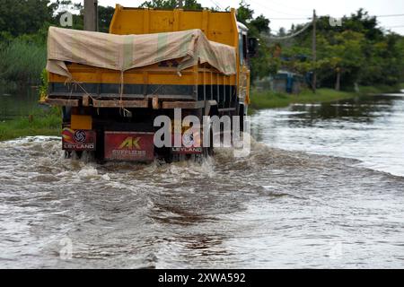 Wattala, Sri Lanka. 18 août 2024. Un camion roule sur une route goudronnée à Wattala, Sri Lanka, le 18 août 2024. Crédit : Gayan Sameera/Xinhua/Alamy Live News Banque D'Images