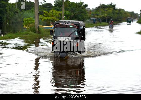 Wattala, Sri Lanka. 18 août 2024. Une voiture roule sur une route goudronnée à Wattala, Sri Lanka, le 18 août 2024. Crédit : Gayan Sameera/Xinhua/Alamy Live News Banque D'Images