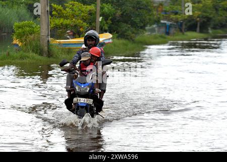 Wattala, Sri Lanka. 18 août 2024. Un motocycliste roule sur une route goudronnée à Wattala, Sri Lanka, le 18 août 2024. Crédit : Gayan Sameera/Xinhua/Alamy Live News Banque D'Images