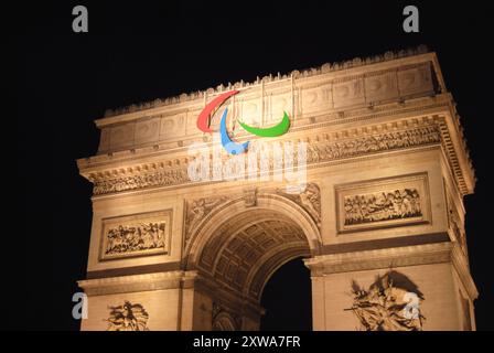Agitos paralympique sur l'Arc de Triomphe, nuit, Paris, France Banque D'Images