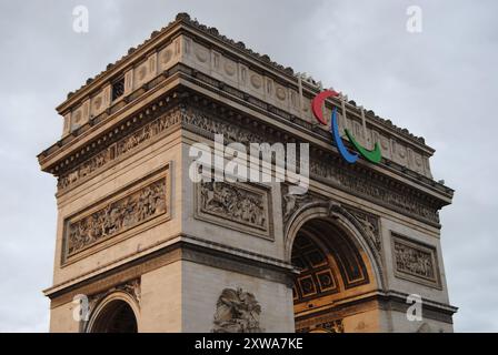 Agitos paralympique sur l'Arc de Triomphe, Paris, France Banque D'Images