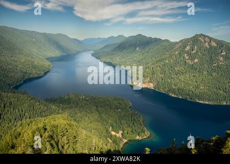 Eau bleue profonde du lac Crescent du mont Storm King dans le parc national Olympic Banque D'Images