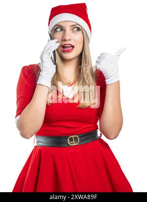 Jeune femme latine Père Noël parlant expressivement sur téléphone portable à Noël isolé sur fond blanc Banque D'Images