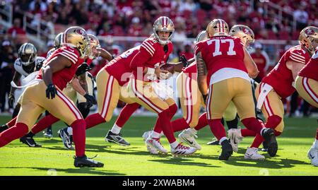 18 août 2024 Santa Clara CA U.S.A San Francisco quarterback Brock Purdy (13)remet le ballon pendant le match de pré-saison de la NFL entre les Saints de la Nouvelle-Orléans et les 49ers de San Francisco au Levi Stadium San Francisco Calif. Thurman James/CSM Banque D'Images