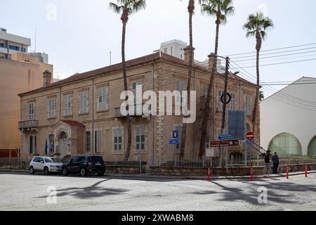 Larnaca, Chypre - 03 mars 2024 : ancienne banque ottomane qui accueille maintenant l'Institut maritime et maritime de Chypre (CMMI). Banque D'Images