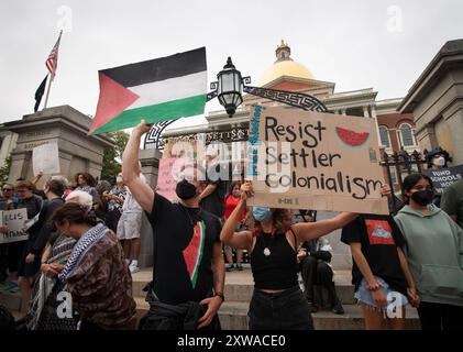 Boston, Massachusetts, États-Unis. 18 août 2024. Pas une autre bombe, manifestation solidarité avec Gaza appelant à un cessez-le-feu à Gaza et aux États-Unis d'arrêter d'armer Israël. Des centaines de personnes se sont rassemblées sur le Boston Common, le plus ancien parc public des États-Unis, puis ont marché sur une courte distance jusqu'à la Massachusetts State House où elles ont bloqué Beacon Street devant le bâtiment. Aucune autre manifestation à la bombe n'a eu lieu dans plus de 20 villes américaines la veille du début de la Convention nationale démocrate à Chicago, aux États-Unis. La photo montre un homme tenant un palestinien fait maison devant ma State House Banque D'Images