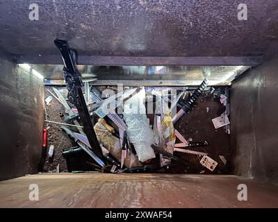 Photo du dossier datée du 26/01/24 d'une poubelle à couteaux à l'extérieur de la cour de la Couronne de Chelmsford, dans l'Essex. Les personnes en possession de couteaux et de machettes de style zombie sont invitées à les remettre aux postes de police en toute sécurité, avant une interdiction des armes dangereuses. Le gouvernement a déclaré qu'il n'y aurait aucune répercussion pour ceux qui rendent les couteaux potentiellement dangereux en toute sécurité, tandis que la ministre de la police Dame Diana Johnson a exhorté le public à «faire ce qu'il faut». Date d'émission : lundi 19 août 2024. Banque D'Images